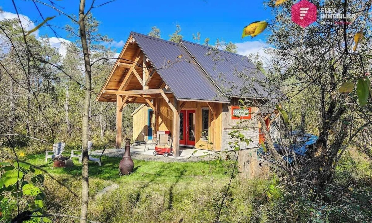 Notre-Dame-Des-Bois House | Eco-certified Rustic Tiny House with Mountain Views