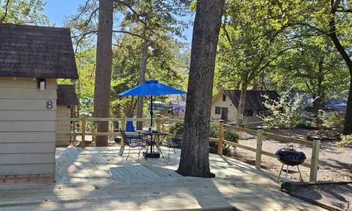 Mid America Cabin | Edgewater Resort - Cottage #8