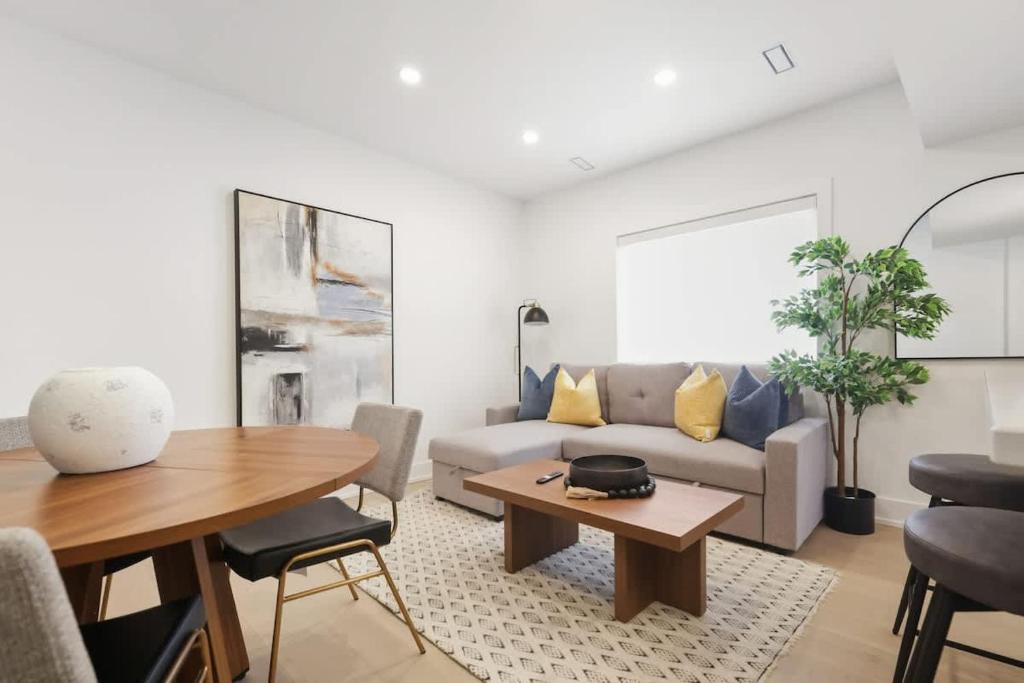 Parkdale Apartment | Elegant 2BR Retreat Sleek Design & Comfort