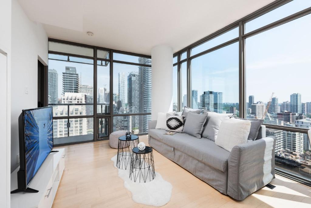 Bay Cloverhill Apartment | Elegant Downtown Condo with Panoramic Views