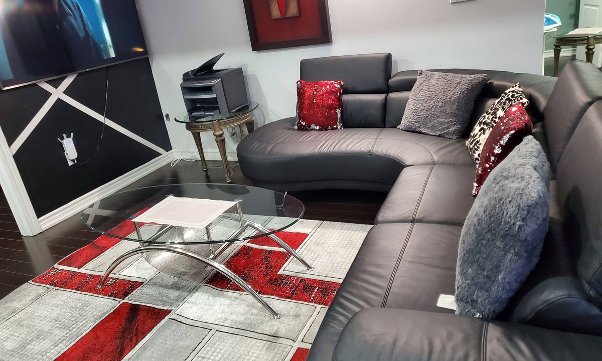 Brampton House | Elegant Home Away From Home. (Unit Apartment)