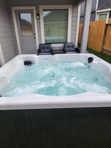 Northside House | Elegant Home with Jacuzzi hot tub and pool table