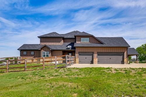Rosston House | Elegant 'Sunset Meadow Ranch' in Texas w/Hot Tub