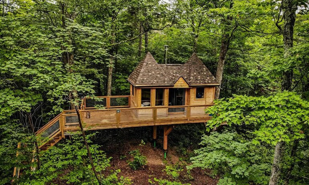 Saint-Faustin-Lac-Carre House | Elevated perched treehouse on the cliff at Lac Cordon | Lodging #15