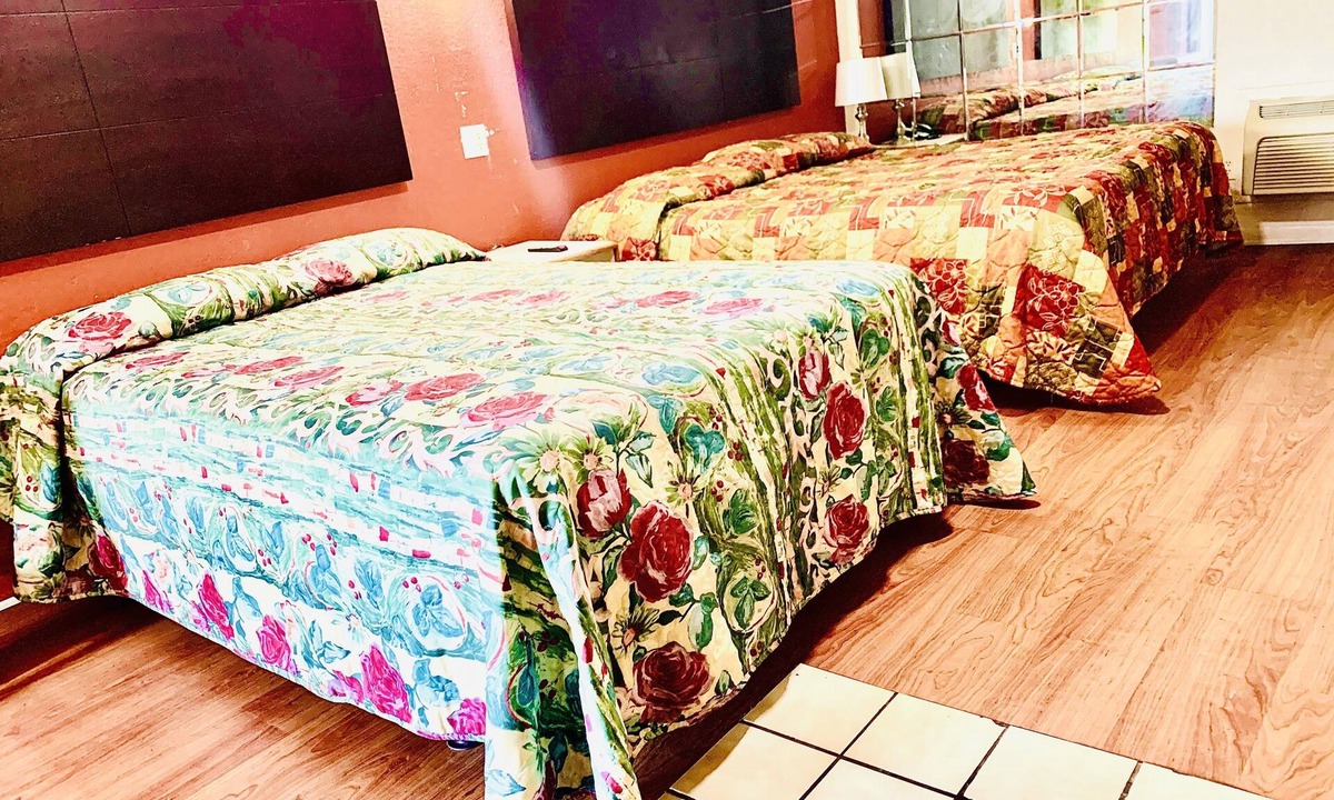 Oak Cliff Hotel | Embassy motel