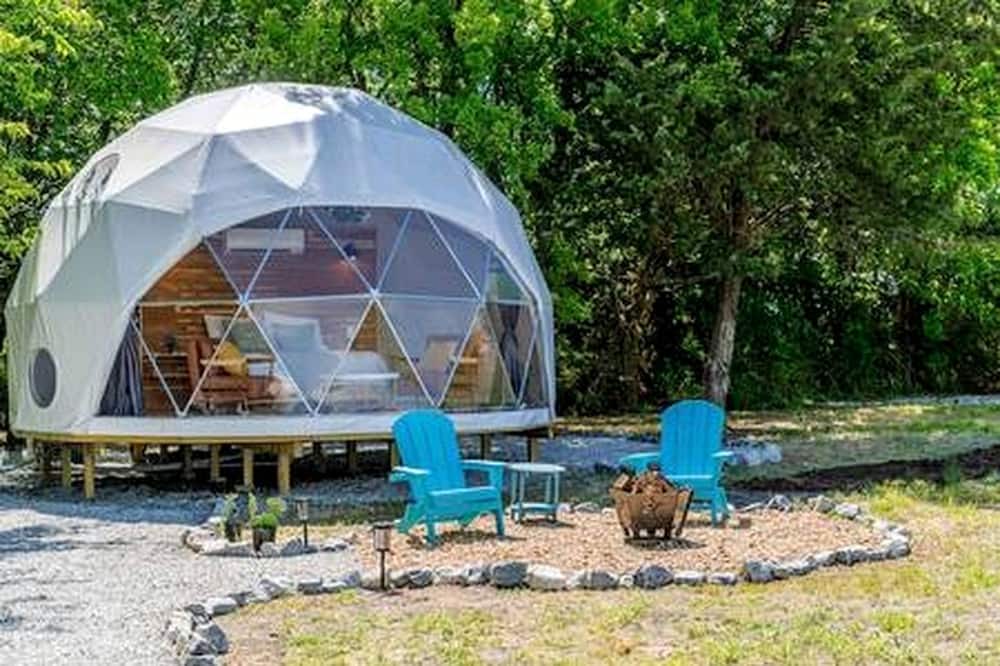 Wolfe City Cabin | Enchanting Glamping Dome with Fire Pit & Stargazing near Wolfe City, Texas