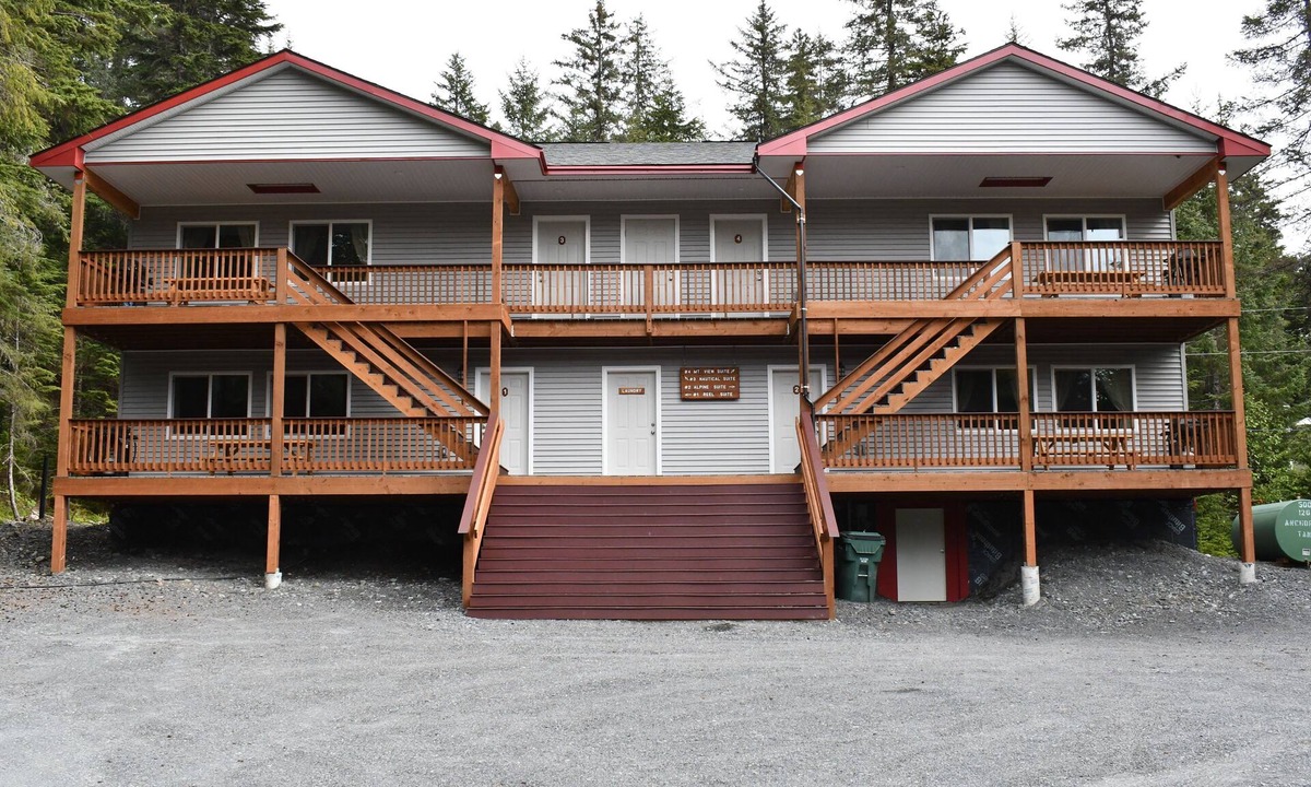 Bear Creek Cabin | Enjoy this Newly Constructed Luxury Suite surrounded by Alaska's Natural Beauty