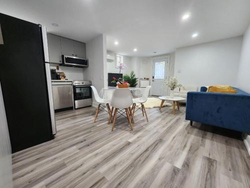Yonge and Lawrence Apartment | Entire 2BR Apt in Midtown Toronto, walk to Subway & Shops