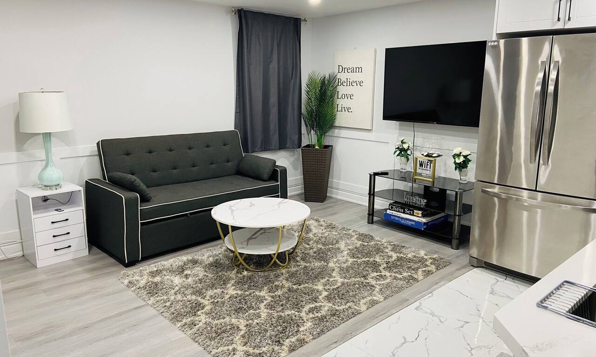 Brampton House | Entire home in Brampton, Canada 2 guests1 bedroom1 bed1 bath