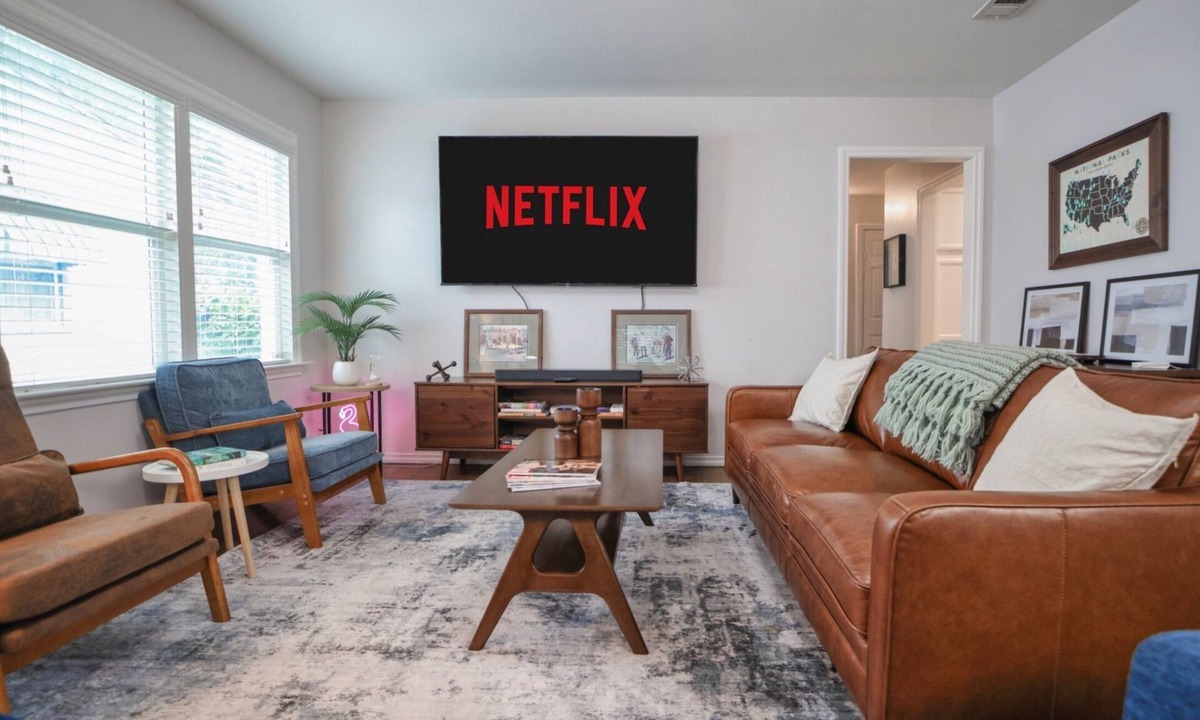 Lochwood House | Entire Home: Peloton, EV Charger, Backyard, Garage