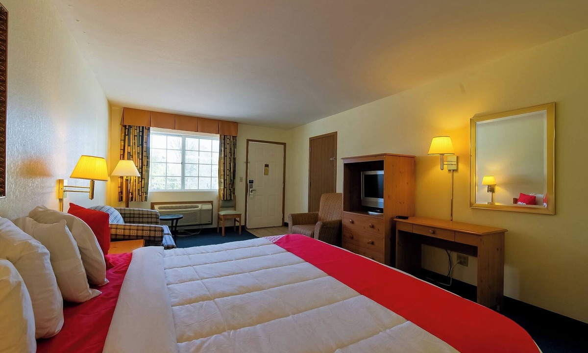 Eureka Springs Hotel | Eureka Springs Room w/King Bed Perfect for Relaxation & Scenic Adventures
