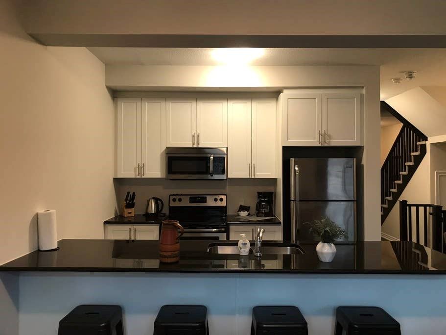 Stoney Creek House | Exceptional Townhouse at Lake Ontario