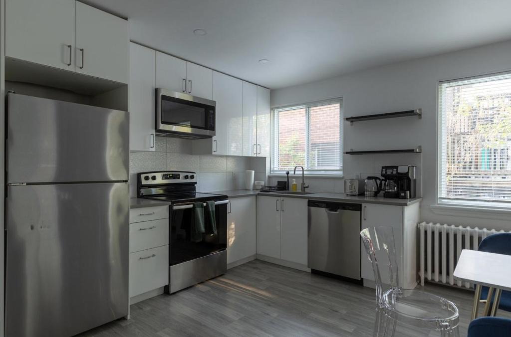 New Edinburgh Apartment | Executive 3BR with AC Monthly Stays East Ottawa