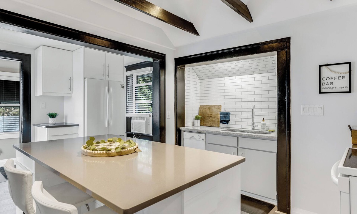 Tecumseh House | Executive One-Bedroom Upper Unit