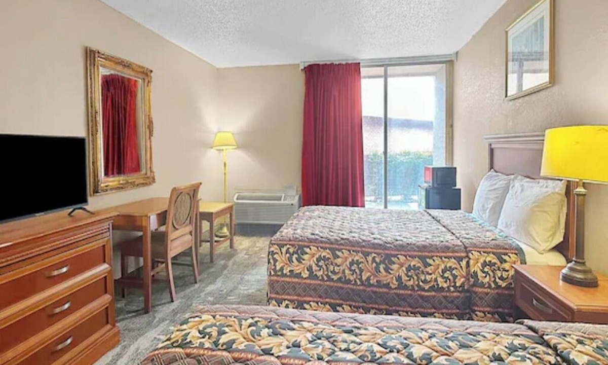 Whitehaven Hotel | Experience a Sleek & Inviting Room Near Graceland & Memphis Airport - 2.6 miles