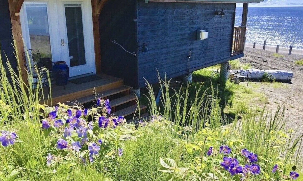 Kalifornsky Cabin | Experience as if it’s yours, a Contemporary luxury Cabin on Alaska’s #1 Beach.