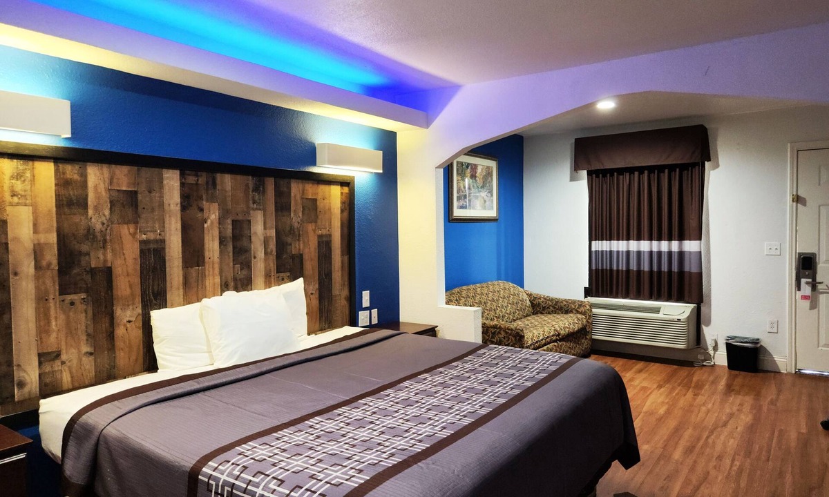 Tomball Hotel | Express Inn Tomball