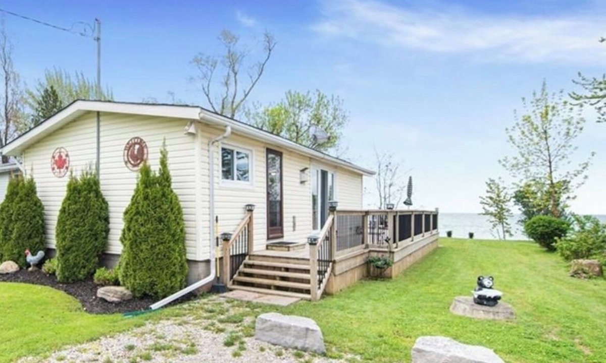Dunnville Cottage | Extend your summer-few September dates remain. Sleeps 6, beachfront pets ok!