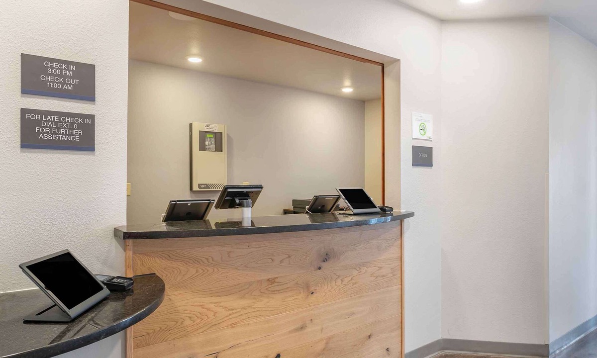 Millard Hotel | Extended Stay America Select Suites - Omaha - Southwest