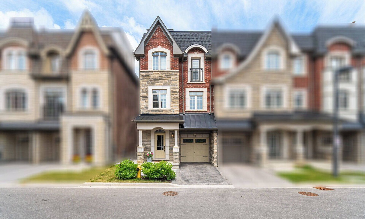 Pine Grove House | Family Gem Modern Townhome - Under 14 mins to Airport, Shops, Mall, Wonderland