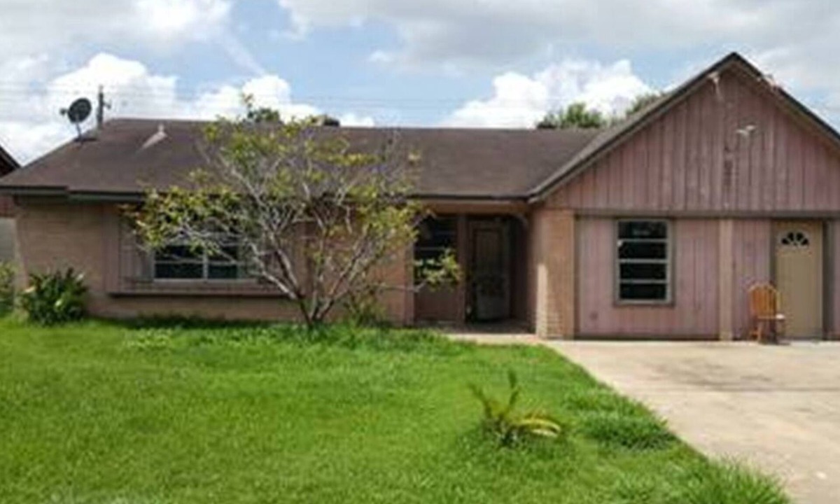 Cloverleaf House | FIFA Friendly - Large Groups Allowed
