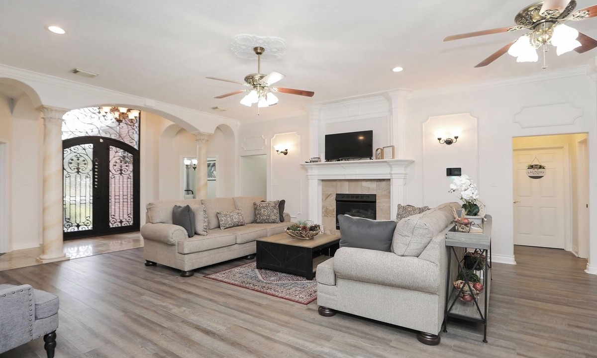 Humble House | MAJOR INTERNATIONAL SPORTING EVENT Ready 8BR Home Near IAH & Stadium Sleeps 17 Spacious backyard for BBQ