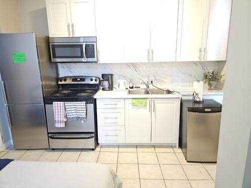 Little Portugal Apartment | MAJOR INTERNATIONAL SPORTING EVENT 5 PEOPLE STAY APARTMENT-Free Wifi-One Stop to BMO FIELD