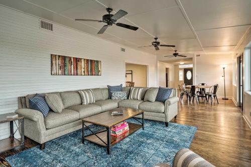 Schulenburg House | Fire Pit, Pickleball, Pool! Schulenburg Farmhouse