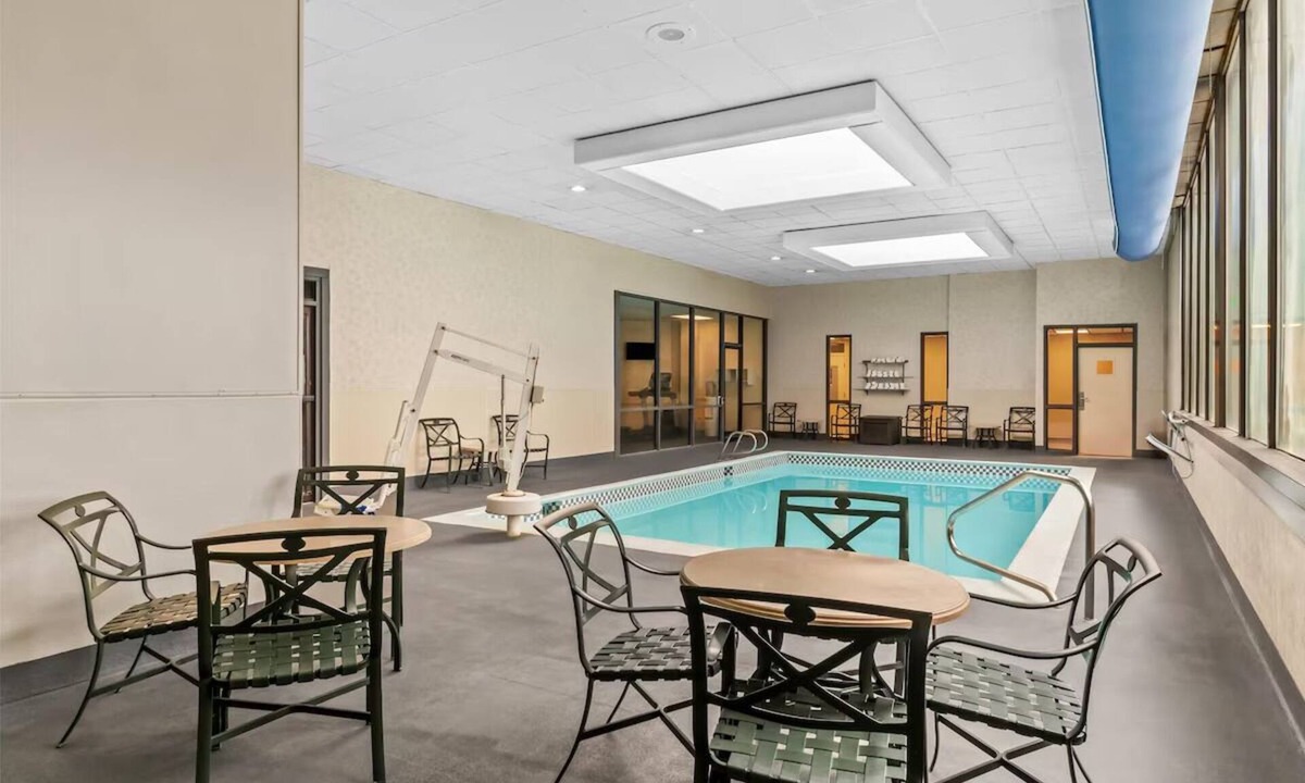 Cheyenne Hotel | Flexible & Comfortable Space | Deluxe One King Bed Pet Friendly | Free Parking