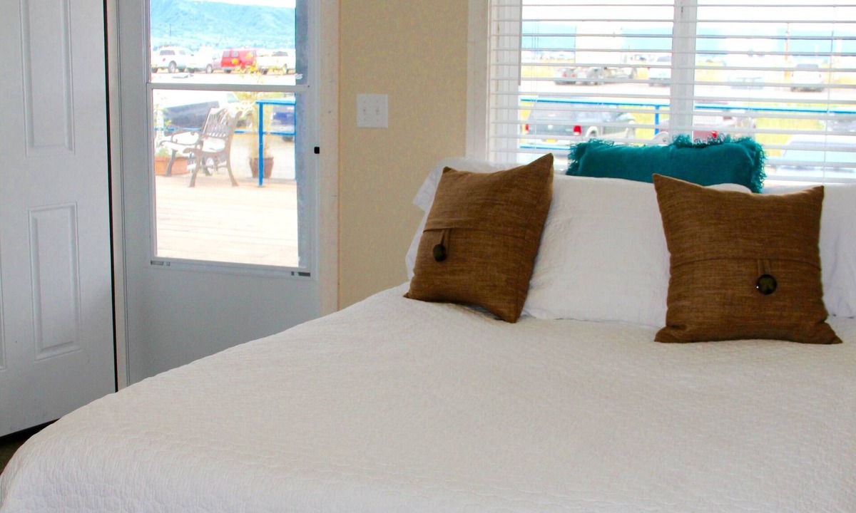 Homer House | For less than two hotel rooms, stay on the Spit and sleep 7!
