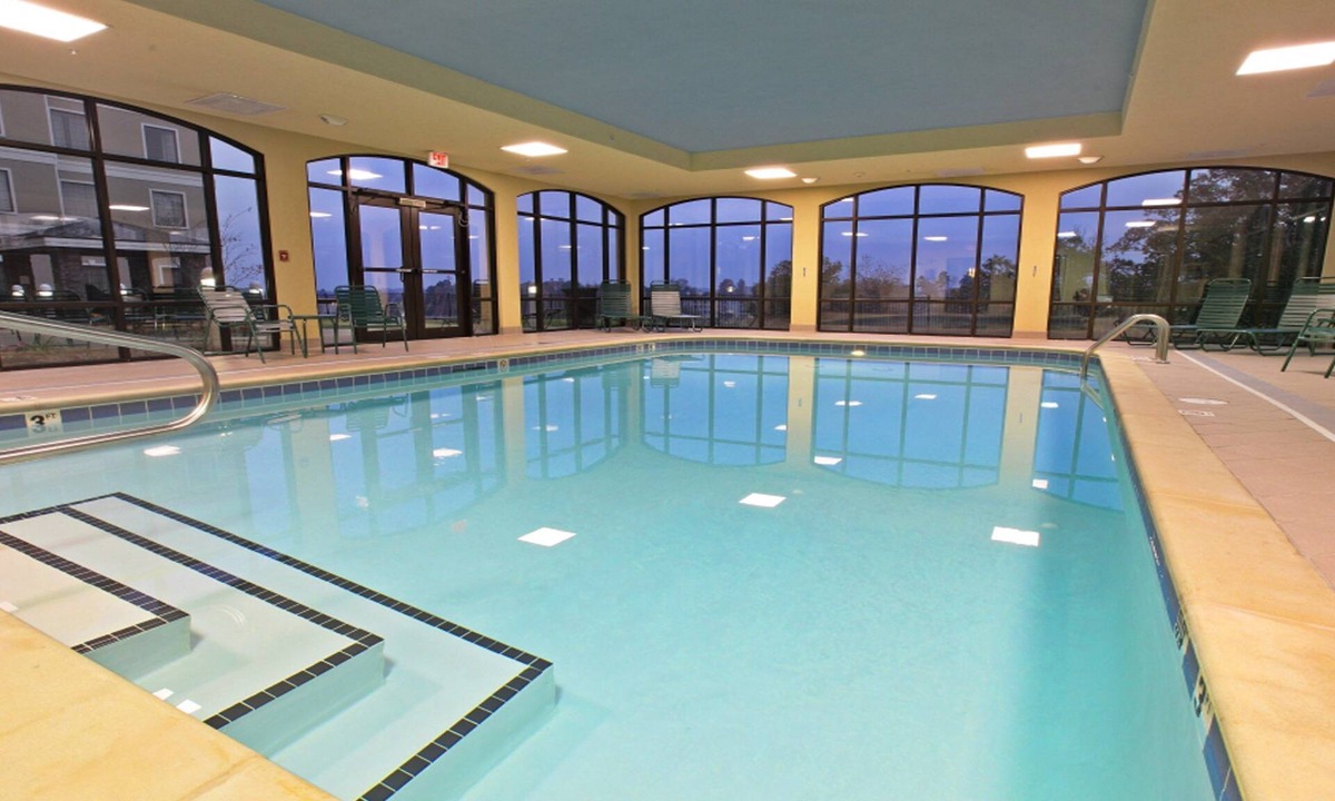 Lake Hamilton Condo | Free Breakfast. Pool. Gym. Close to National Park Medical Center.