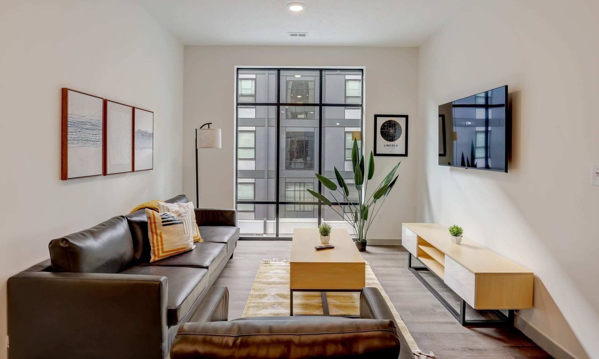 Downtown Lincoln Apartment | Frontdesk | 4 BR Apt close to Mahoney Golf Course