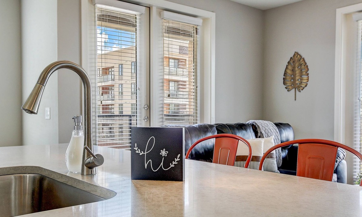Highland Apartment | FRONTDESK Five Two At Highland Apts Downtown Austin