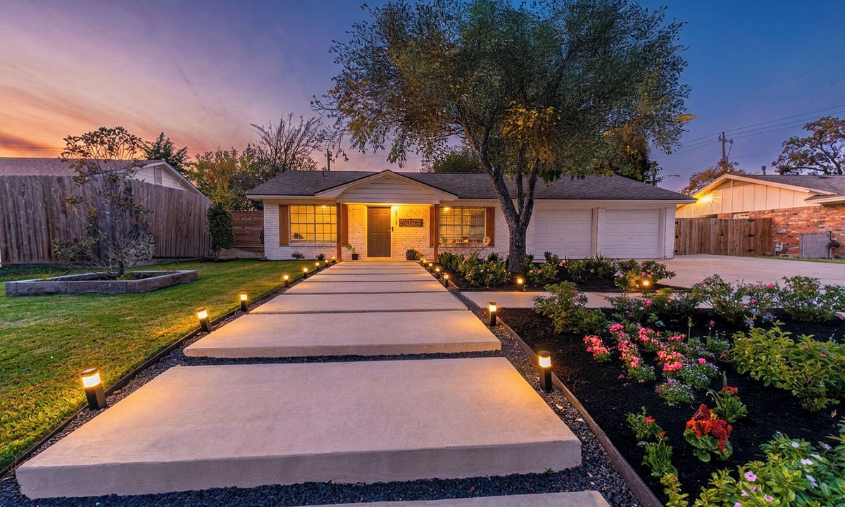 Bryan House | FUN Game Day DreamScape w/Cowboy Pool - Sleeps 10