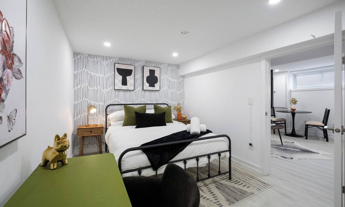 Newtonbrook Apartment | Furnished 1BR Basement | Workspace | Laundry | Parking | Ideal for Monthly Stays