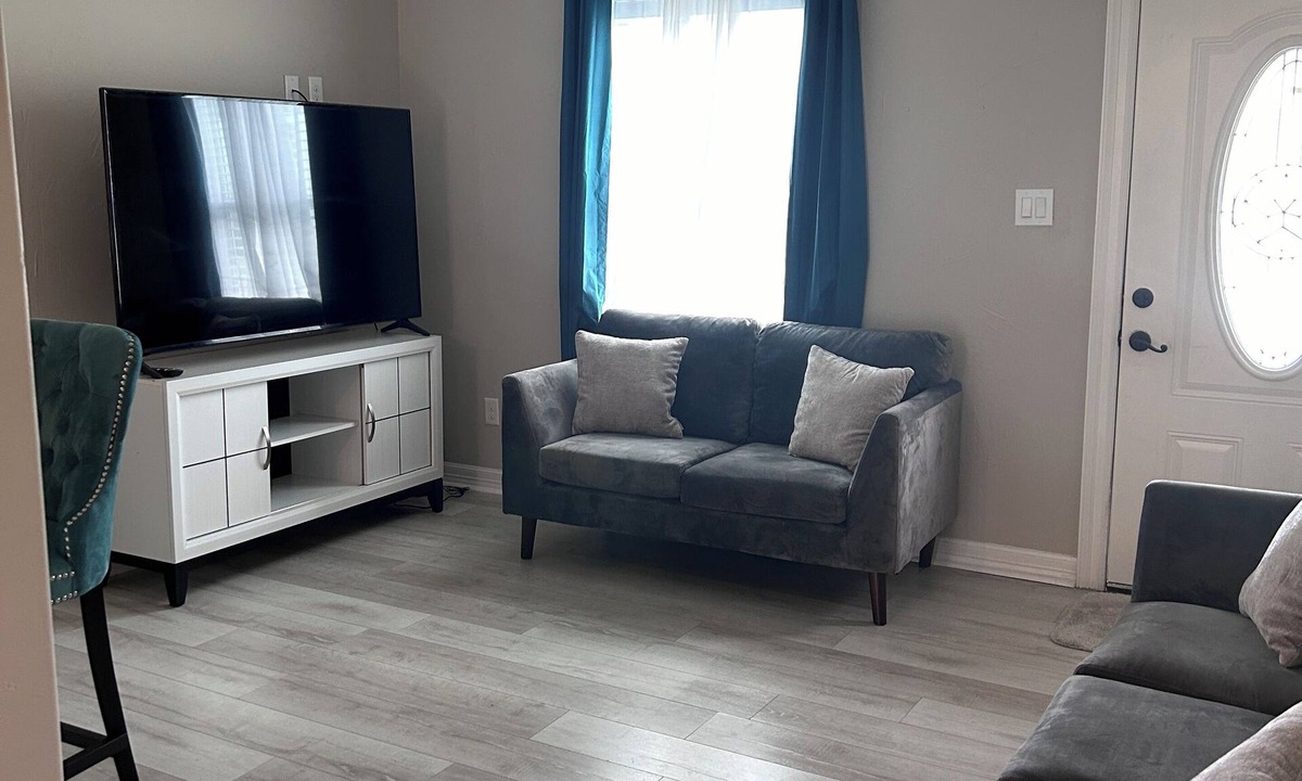 Beaumont House | Game room ! HUGE backyard , located in downtown Beaumont !