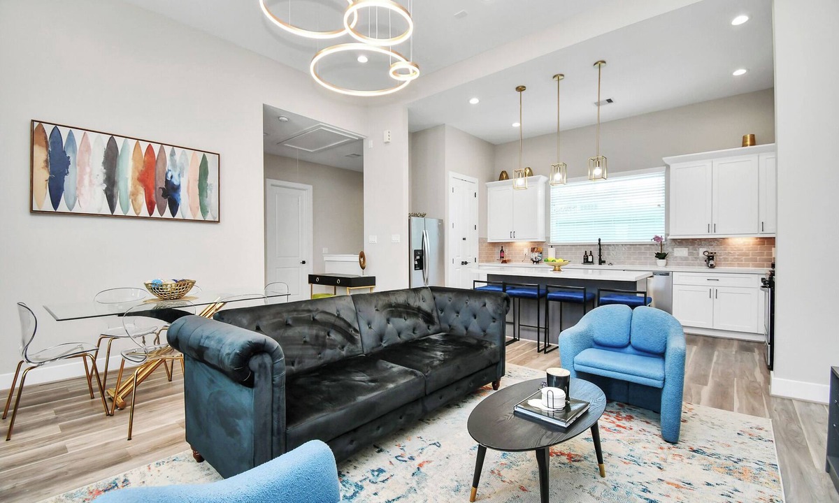 Brookhollow House | Gated, Comfy & Modern 3 BDR Townhome Centrally located near Airport.