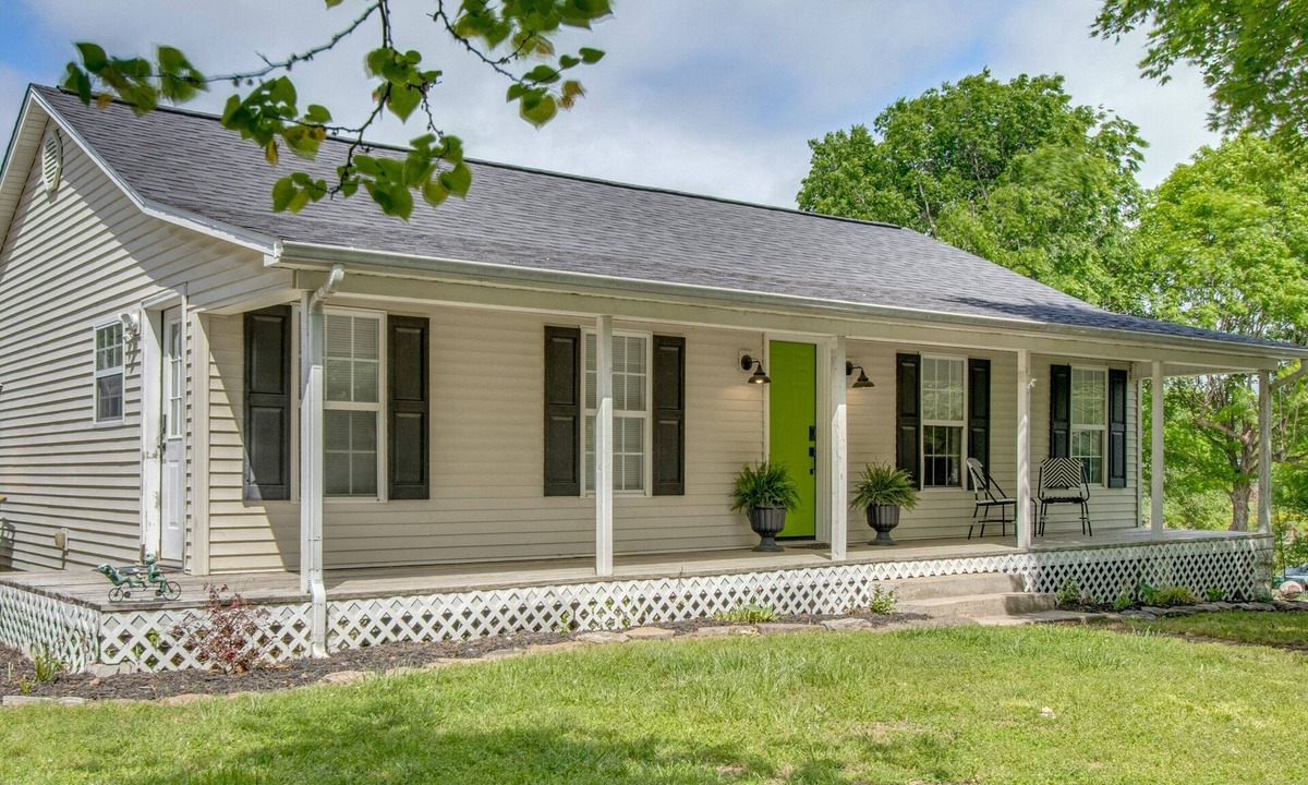 Harrison House | Gateway to Buffalo River! Ozark Adventure Basecamp