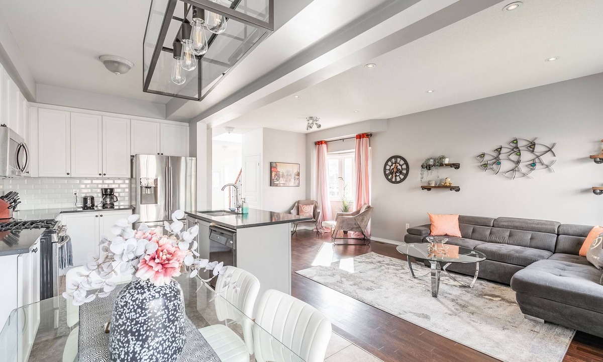 Stoney Creek Apartment | GLOBALSTAY. Luxury 3BR Townhomes with HOT TUB, Gym, BBQ