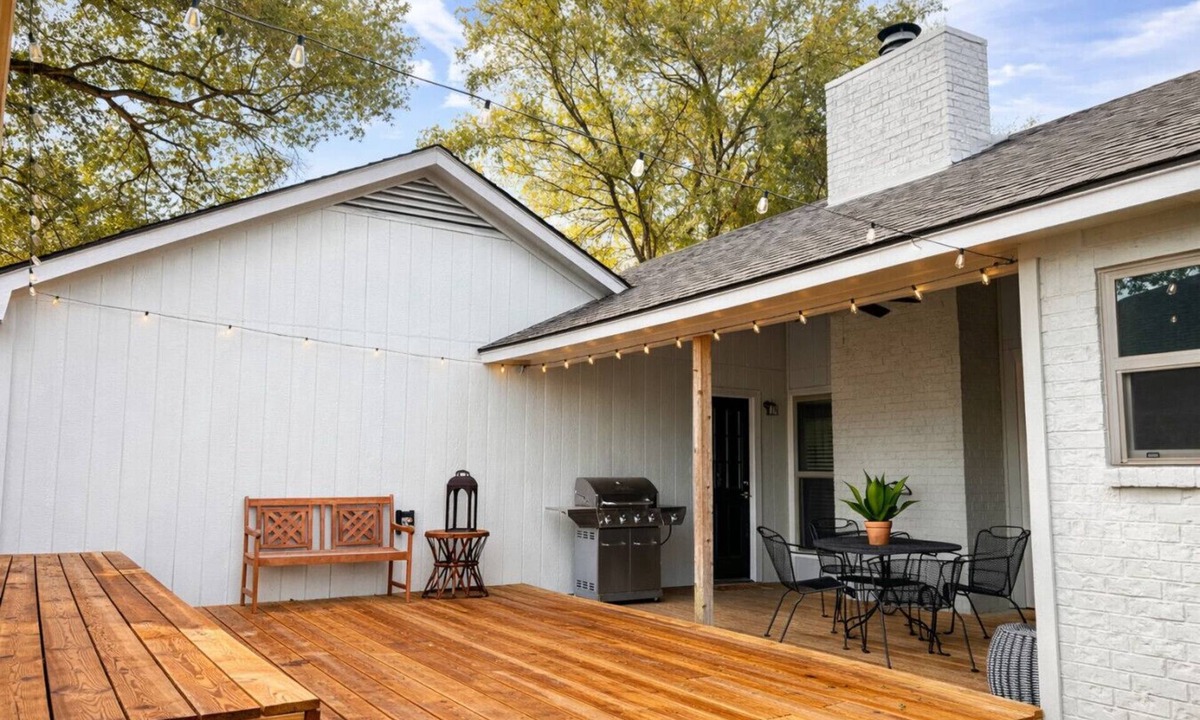 La Brisa House | Good Bull Getaway: 3 Br + Backyard Deck