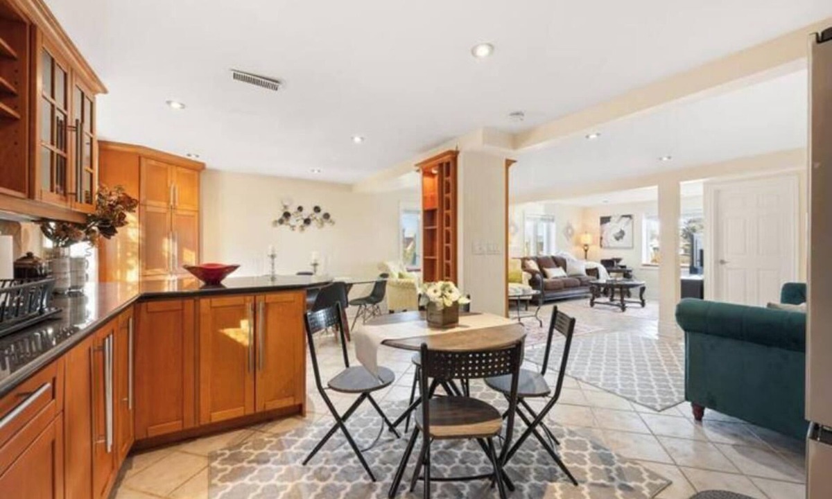 Thornhill House | Gorgeous 3 bedroom 2 bath house, Free Parking , Internet