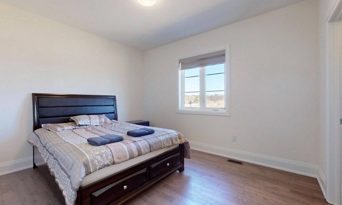 Vaughan House | Gorgeous ensuite bedroom in a large house kitchen lounge garden near Wonderland!