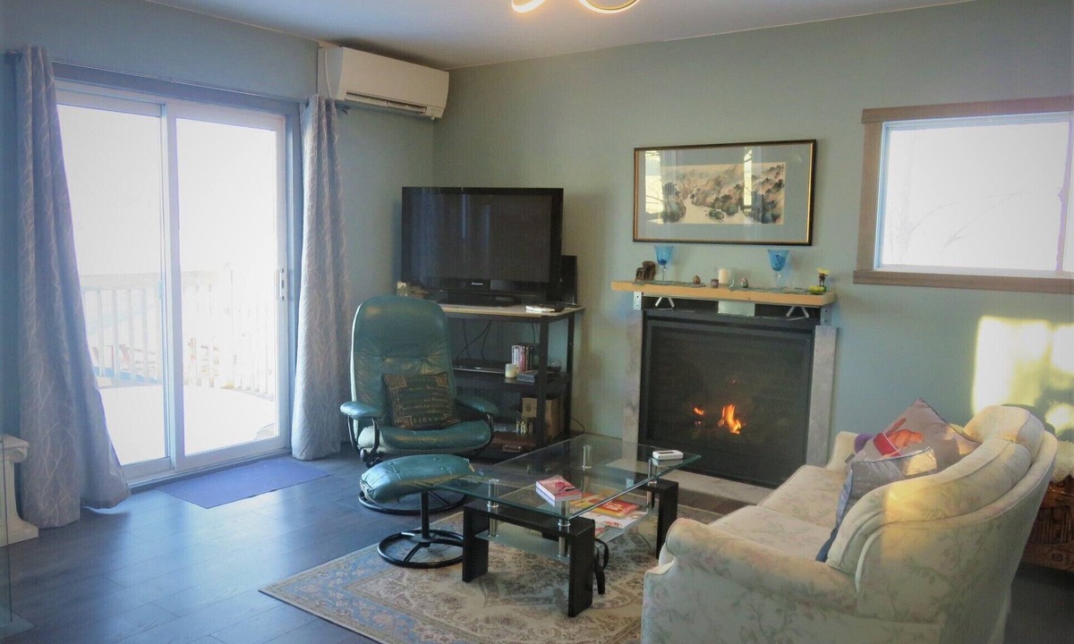 L'Orignal Ski Chalet | Gorgeous riverfront - cosy villa with all amenities and comforts