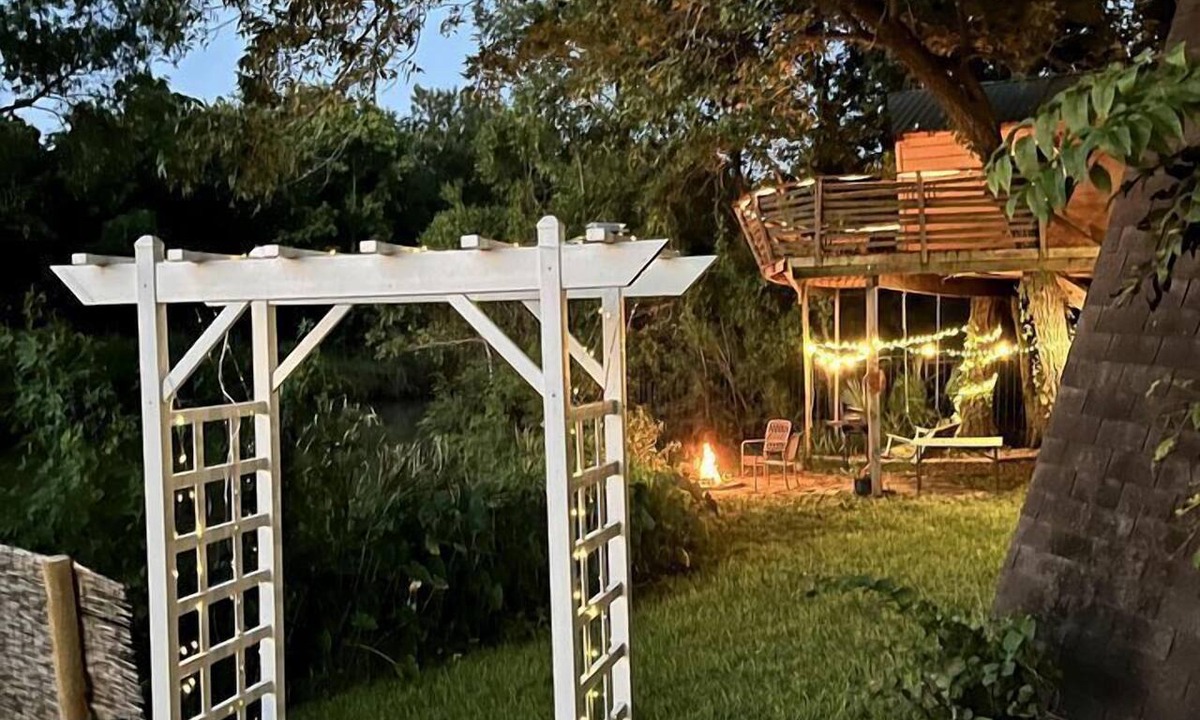Willis Cabin | Gorgeous Tree House Rental with Lake Views for Glamping in Texas