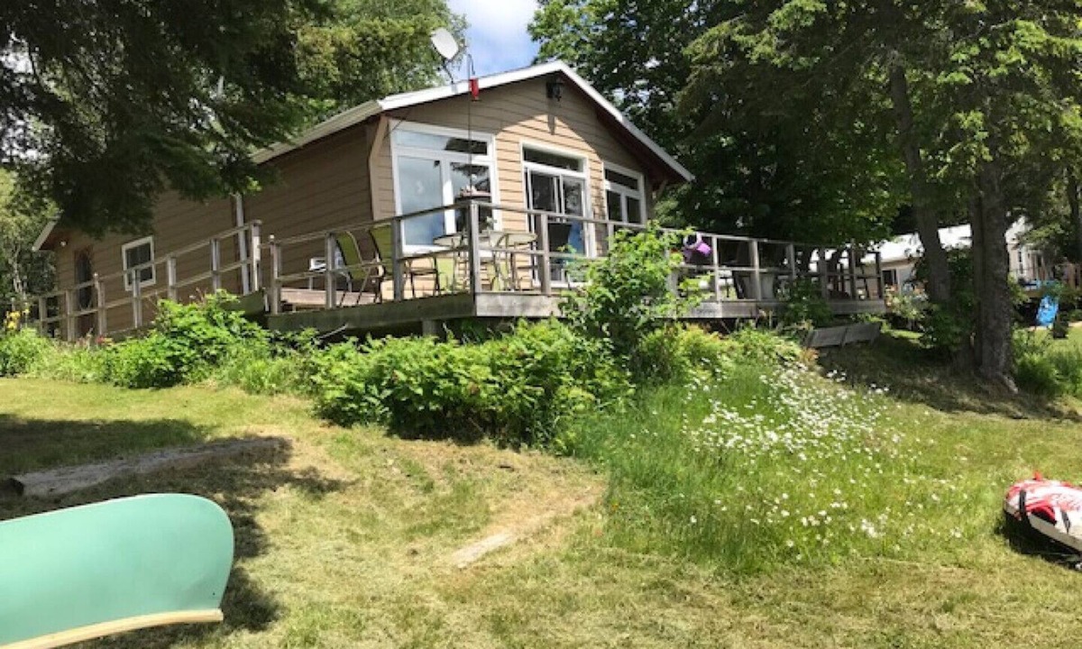 Machar Cottage | gorgeous view, steps to lake, 2 canoes and paddle boat