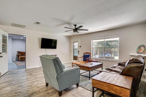 Granbury House | Granbury Cottage, Steps to Lake & Dock!