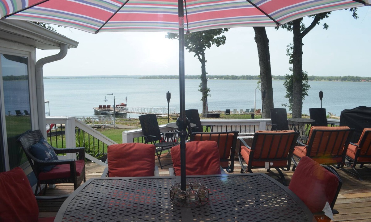 Grove House | GRAND PANORAMIC RETREAT, 6 BR, 3 BA, 300' Lakefront, Dock & Launch! NEW