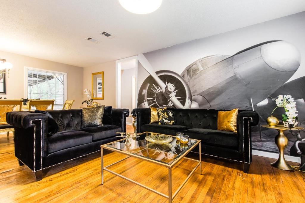 Grand Prairie House | Great for Groups and Families, Read the listing