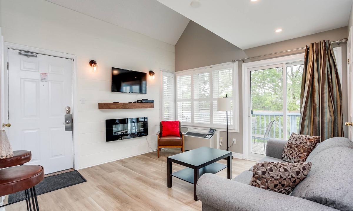 Craigleith Ski Chalet | Great location! Spacious 2 bedroom Chalet at Blue!