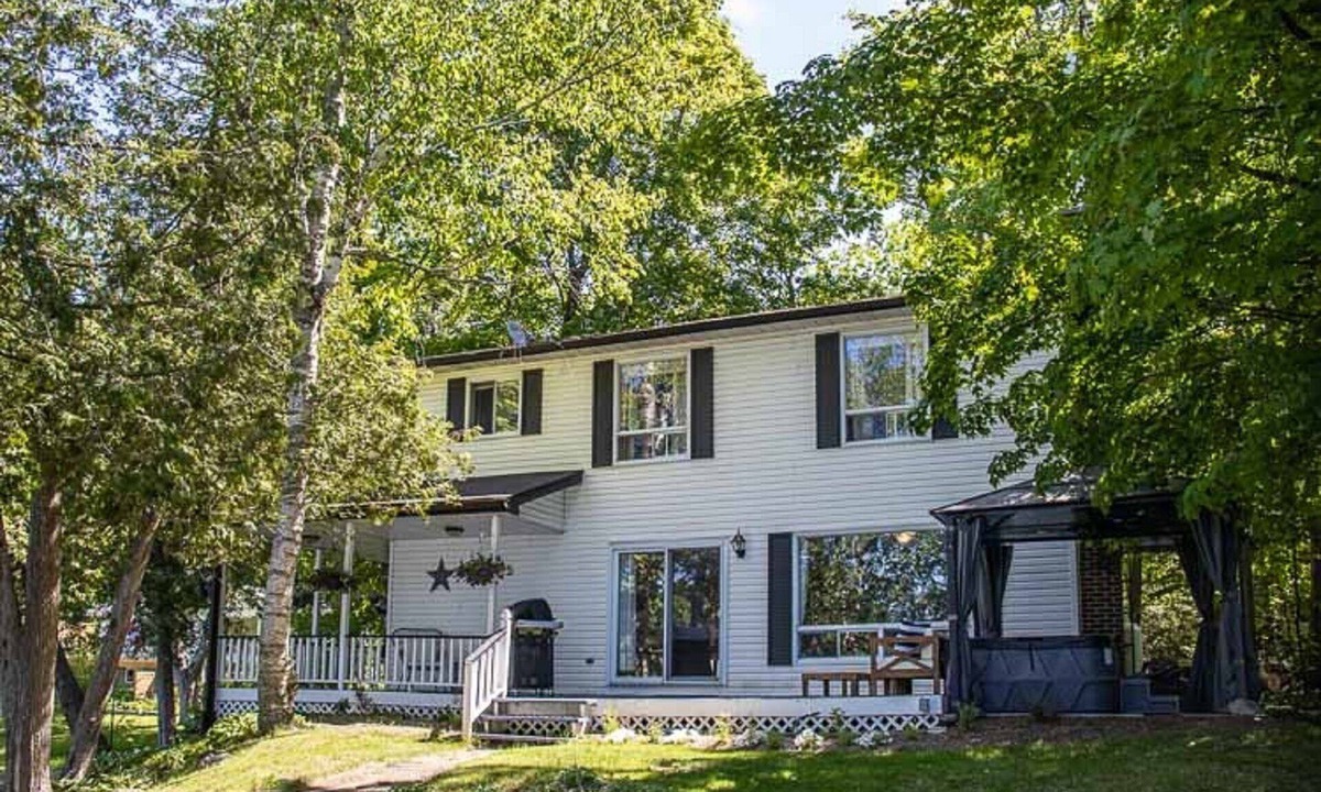 Frontenac Cottage | Hambly House - Three Bedroom Cottage, Sleeps 6